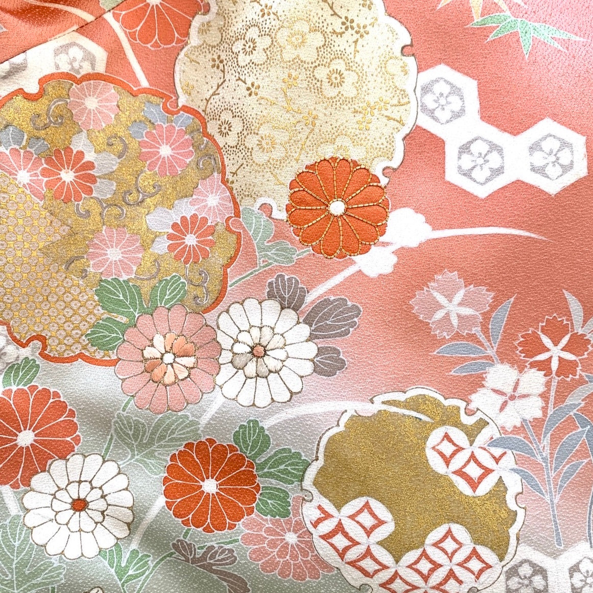 Kimono robe en soie, Houmongi 訪問着, fabriquée à la main, recyclée #pre27