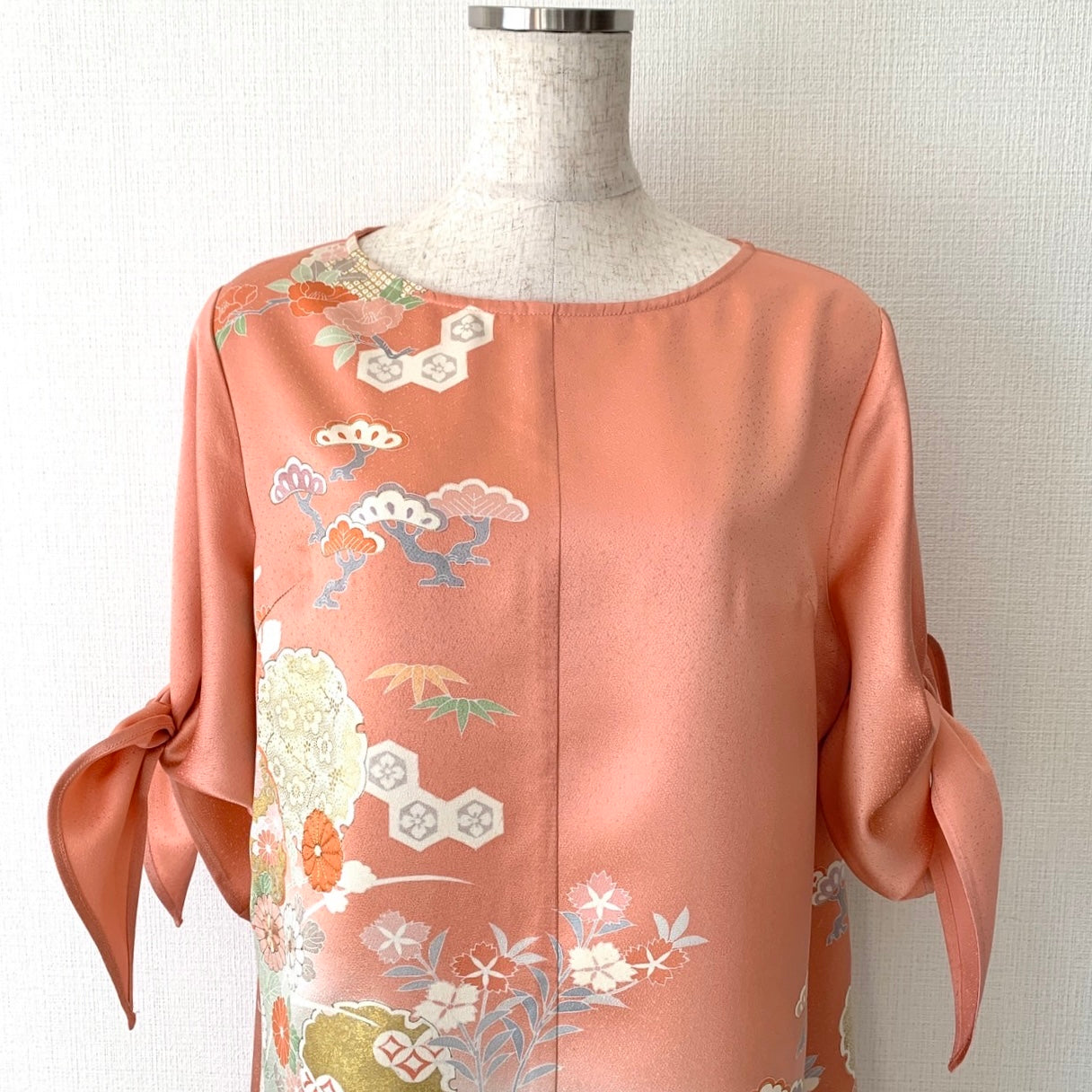 Kimono robe en soie, Houmongi 訪問着, fabriquée à la main, recyclée #pre27
