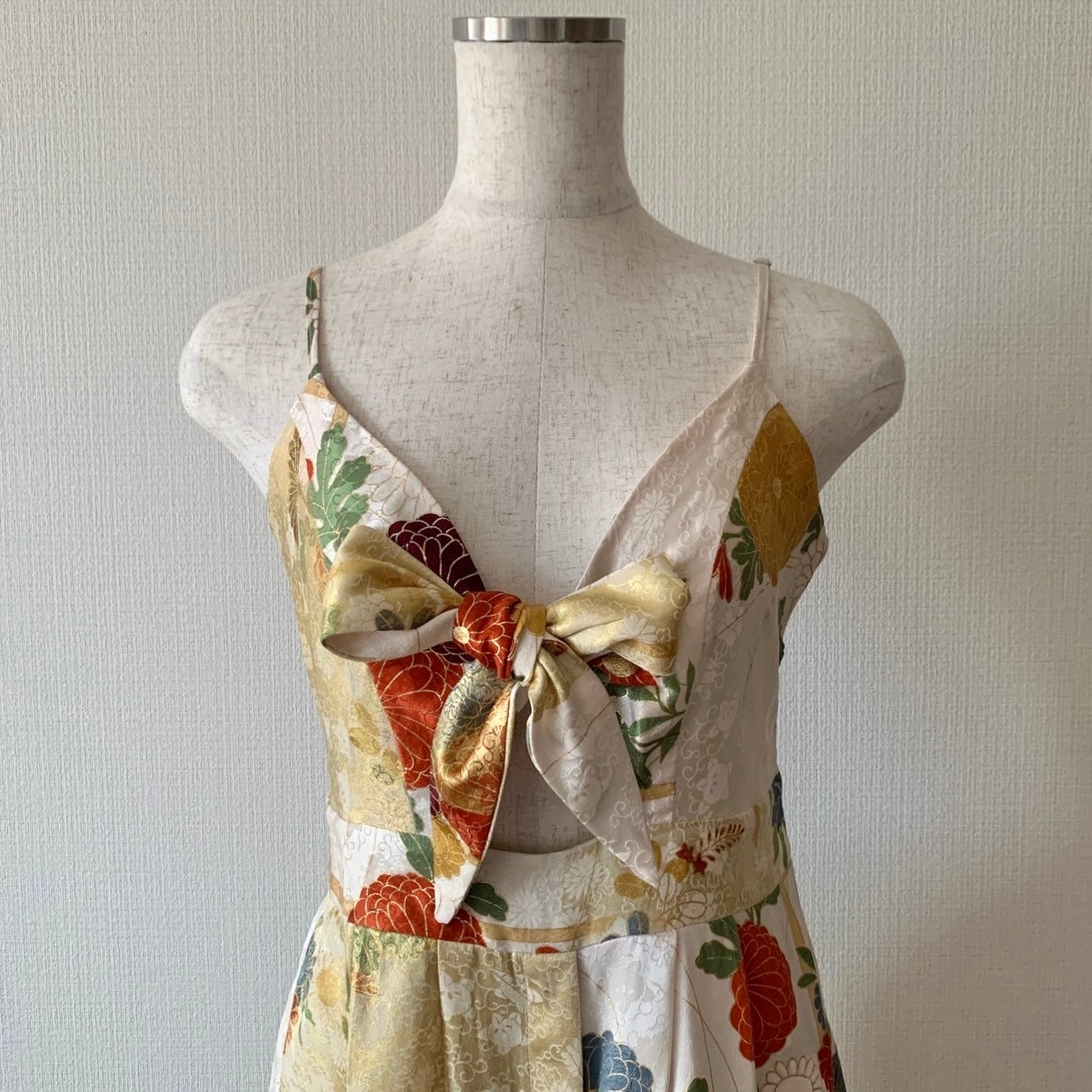 Kimono robe en soie, Furisode 振袖, fabriquée à la main, upcyclée, #pre58