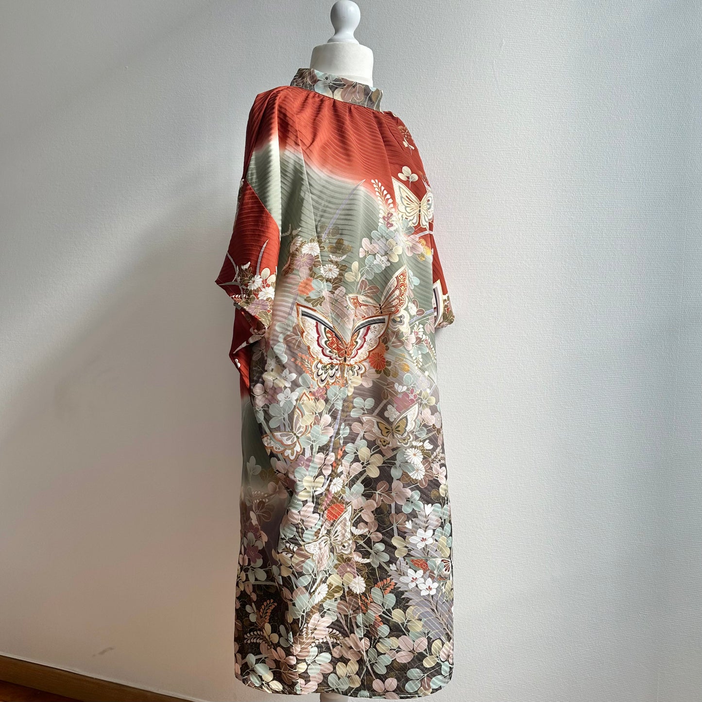 Silk Kimono robe, style Kaftan, taille unique, Furisode, avec le motif des fleurs et des papillons  #pre21