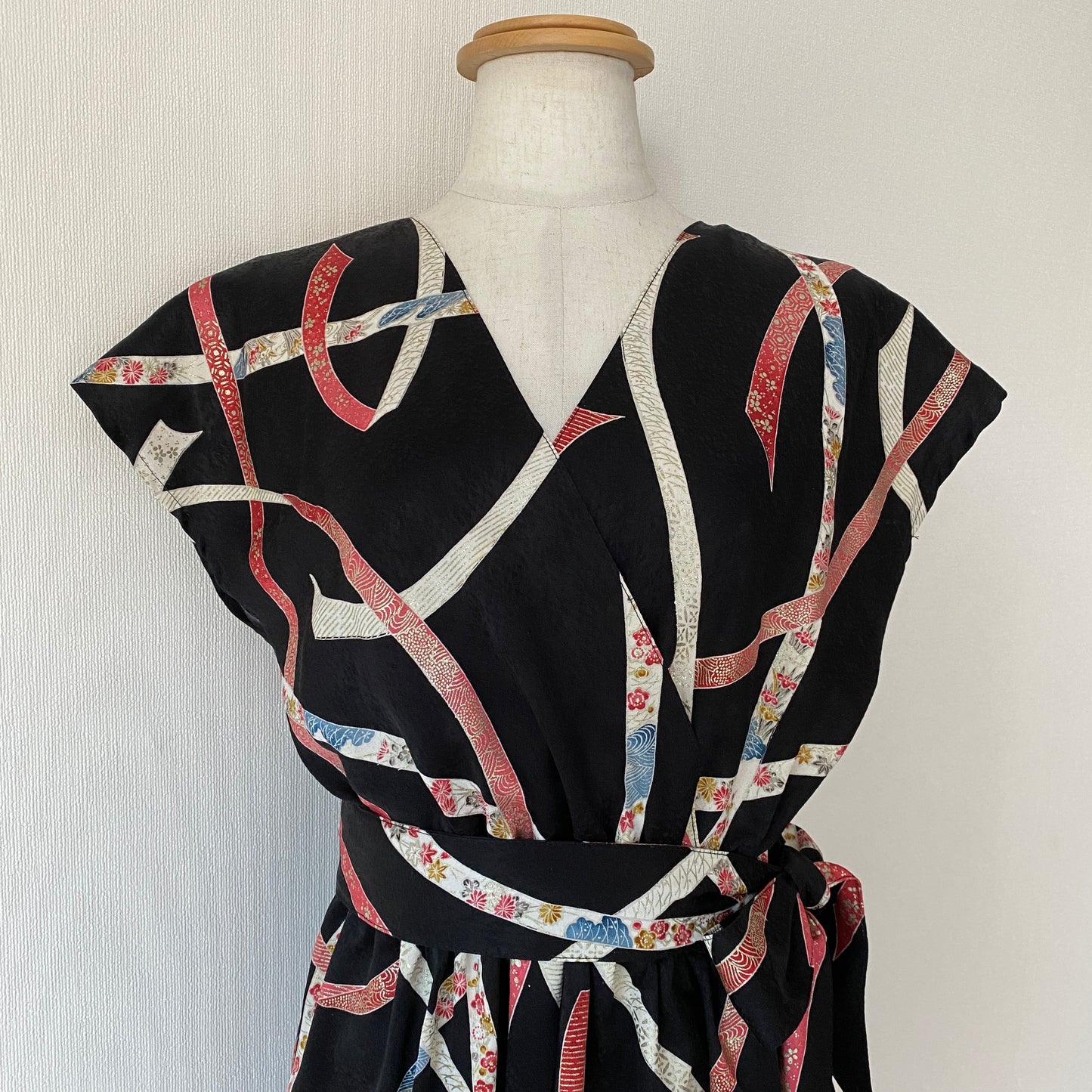 Kimono robe en soie, Komon 小紋, fabriquée à la main, recyclée