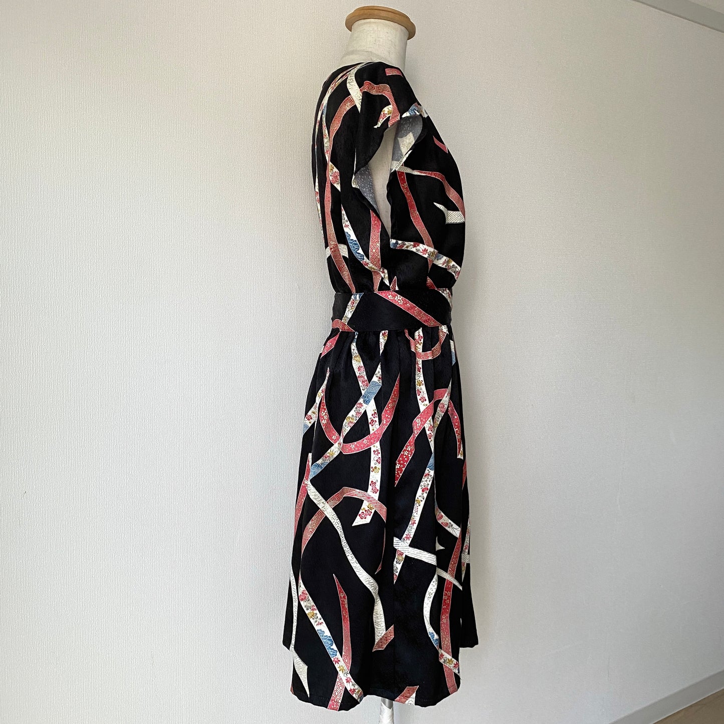 Kimono robe en soie, Komon 小紋, fabriquée à la main, recyclée