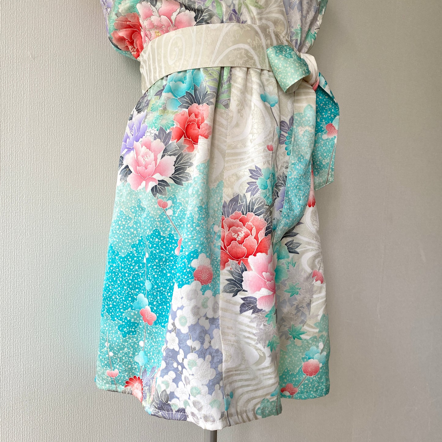 Kimono robe en soie, Furisode en bleu et blanc, fabriquée à la main, recyclée